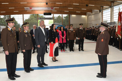 (v.l.) Kommandant ABI Rainer Schwarz, Landesfeuerwehrkommandant-Stellvertreter LBDS Harald Josef Nakovich, Landesrat Heinrich Dorner, Landeshauptmann-Stellvertreterin Astrid Eisenkopf und der Kommandant des Ehrenzuges, Wolfgang Jarmer, bei der Meldung.