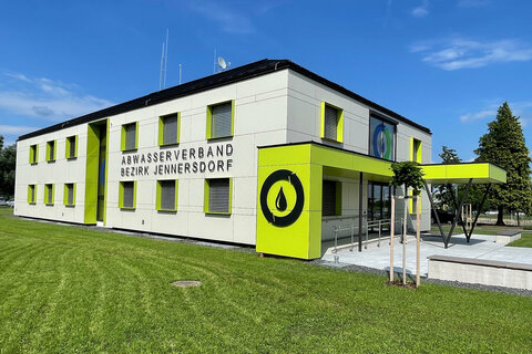 Dr. Leonhard Schneemann eröffnete in Beisein von Bürgermeisterinnen und Bürgermeistern aus dem Bezirk das neu sanierte Verwaltungsgebäude anlässlich 50 Jahre Abwasserverband Jennersdorf.