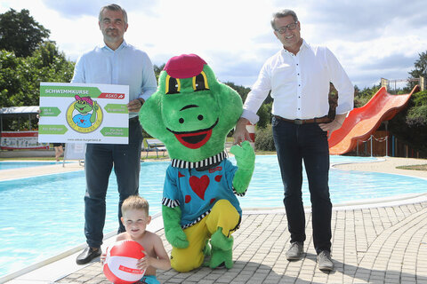 Landesrat Heinrich Dorner und ASKÖ-Burgenland Präsident Alfred Kollar (v.l.) mit Hopsi Hopper und Leon (vorne)