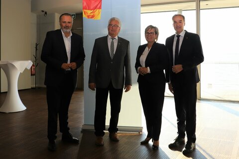 Landeshauptmann Hans Peter Doskozil mit dem Bürgermeister der Gemeinde Weiden am See Wilhelm Schwartz, der sächsischen Staatsministerin Barbara Klepsch und Landesrat Leonhard Schneemann (v. l. n. r.) im Rahmen der Delegationsreise;