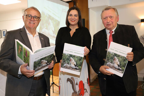 uchautor und Umweltanwalt a.D. Hermann Frühstück (r.) mit Landeshauptmann-Stv.in Astrid Eisenkopf und Landeshauptmann a.D. Hans Niessl.