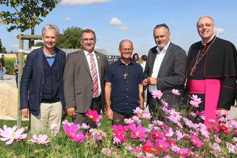 Cenacolo lebt von der Unterstützung von Freunden und Wohltätern: Christian Stelzer, Obmann der Vereinsfreunde der Gemeinschaft Cenacolo, KommR Ing. Alfred Bieberle, Landesinnungsmeister der Gärtner und Floristen der WK Burgenland, Georg Schwarz, Leiter der Gemeinschaft Cenacolo in Kleinfrauenhaid, LH Hans Peter Doskozil, Diözesanbischof Ägidius Zsifkovics (v.l.).