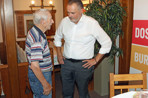 Landeshauptmann Hans Peter Doskozil im Gespräch mit einem Besucher