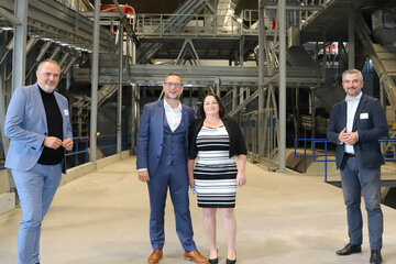 Landeshauptmann Hans Peter Doskozil und Landesrat Mag. Heinrich Dorner eröffneten gemeinsam mit Oswald Hackl jun. und Gattin die neue, hochmoderne Abfallsortieranlage.