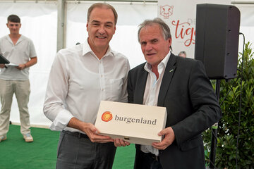 Wirtschaftslandesrat Dr. Leonhard Schneemann überreichte Gerhard Horn ein Präsent seitens des Landes.