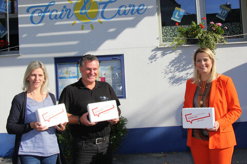 Als Geschenk für die angehenden Führerscheinbesitzer überreichte Landesrätin Mag.a (FH) Daniela Winkler den Verantwortlichen der Fahrschule - Pia und Horst Esberger - 50 Erste-Hilfe-Boxen.