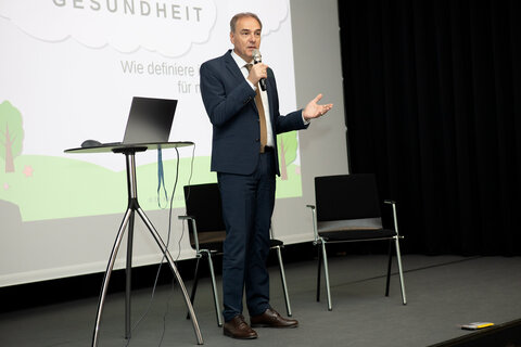 Landesrat Dr. Leonhard Schneemann bei seiner Eröffnungsrede im Stadtsaal Güssing.