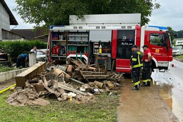 Einsatzkräfte bei den Aufräumarbeiten