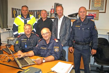 Landeshauptmann-Stellvertreter Johann Tschürtz (2.v.r. hinten) mit Einsatzleiter Oberst Andreas Stipsits (hinten rechts) sowie Kurt Luisser (2.v.l. hinten) und Beamten bei ihrer Arbeit beim landesweiten Planquadrat.