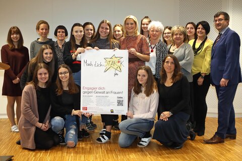 Landesrätin Daniela Winkler (Mitte), Direktor Herwig Wallner (r.), Vortragende und Schülerinnen bei der Tagung in der BAfEP Oberwart.