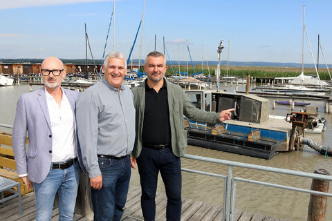 Landesrat Dorner präsentiert die Schlammabsaugung in der ruster bucht