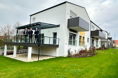 Soziallandesrat Dr. Leonhard Schneemann mit SDB-Geschäftsführer Dr. Johannes Zsifkovits beim Pflegestützpunkt Stinatz