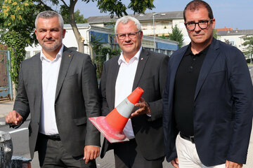 Lr Dorner präsentiert die neue Radinfrastruktur in eisenstadt mit Bürgermeister Steiner