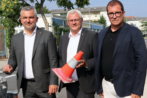 Lr Dorner präsentiert die neue Radinfrastruktur in eisenstadt mit Bürgermeister Steiner