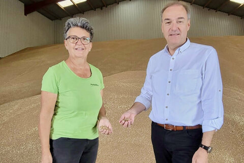 Landesrat Dr. Leonhard Schneemann betonte beim Besuch auf den Bauernhöfen der Familien Portschy und Lederer die Bedeutung des Wirtschaftsfaktors Landwirtschaft.