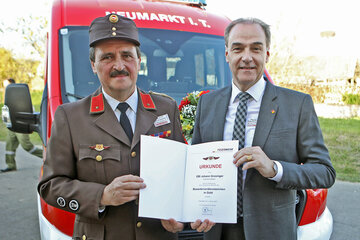 Landesrat Leonhard Schneemann gratulierte EBI Johann Grosinger aus Unterkohlstätten zum Bewerterverdienstabzeichen in Gold.
