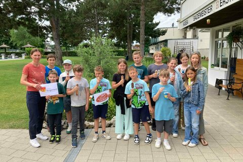 Die Schüler:innen mit ihrem Siegereis im Schwimmbad Siegendorf
