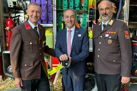 (v.l.) Feuerwehrkommandant Ernst Haubenwallner, Landesrat Dr. Leonhard Schneemann und Landesfeuerwehrkommandant Franz Kropf besichtigten die Ausstattung des neuen Tanklöschfahrzeugs.1