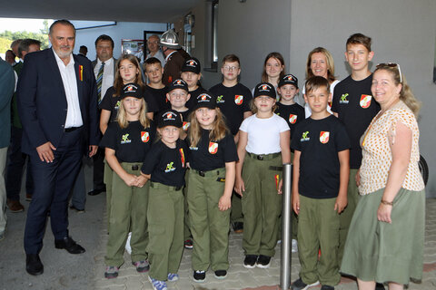 Landeshauptmann Hans Peter Doskozil (l.) mit dem Ollersdorfer Feuerwehr-Nachwuchs.