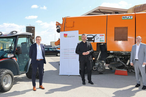 Infrastrukturlandesrat Heinrich Dorner (Mitte), Baudirektor Wolfgang Heckenast (re.) und Gerald Goger, Geschäftsführer der Landesimmobilien Burgenland, präsentierten die Bauprojekte für das Burgenland 2021