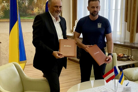 LH Hans Peter Doskozil und der Vorsitzende der Gebietsverwaltung Viktor Mykyta beim Unterzeichnen der Rahmenvereinbarung