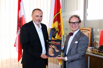 Dominik Orieschnig überreichte Landeshauptmann Hans Peter Doskozil sein kürzlich erschienenes Buch „Das uneindeutige Land“