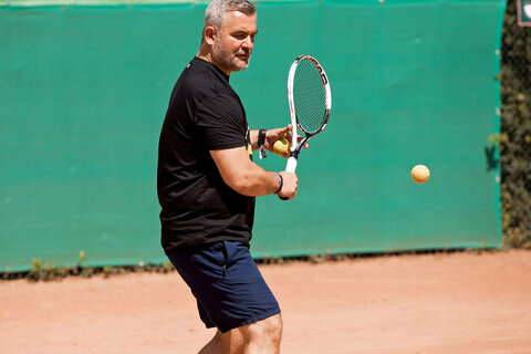 Sport-Landesrat Heinrich Dorner spielte sich am Center-Court von Oberpullendorf für das Charity-Tennisturnier ein.