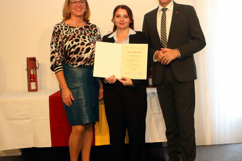 Direktorin DGKP Gabriele Ehrenhöfer (l., Gesundheits- und Krankenpflegeschule Oberwart, KRAGES) und Landesrat Dr. Leonhard Schneemann (r.) mit Pflegefachassistentin Jaqueline Lorenz (Mitte);