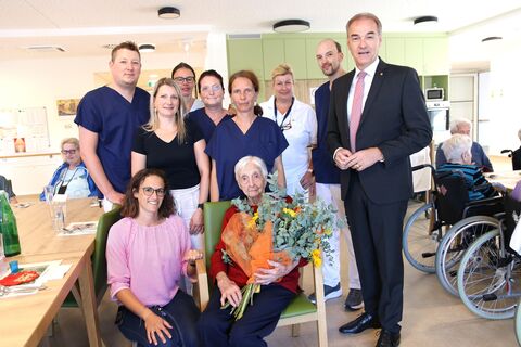 Soziallandesrat Dr. Leonhard Schneemann gratulierte Ella Ostermann gemeinsam mit den Mitarbeiterinnen und Mitarbeitern des Pflegewohnheims Redlschlag herzlich zu ihrem 100. Geburtstag.