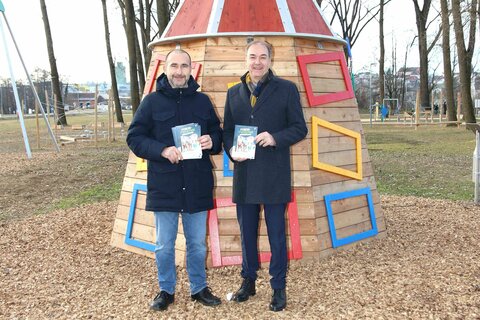 Landesrat Leonhard Schneemann und Bürgermeister Harald Kahr bei der Eröffnung des Fitness- und Vitalparks in Großpetersdorf.
