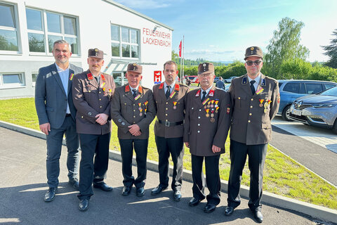Landesrat Mag. Heinrich Dorner mit Ortsfeuerwehrkommandant OBI Manuel Grund und Mitgliedern der FF Lackenbach vor dem neuen Feuerwehrhaus.
