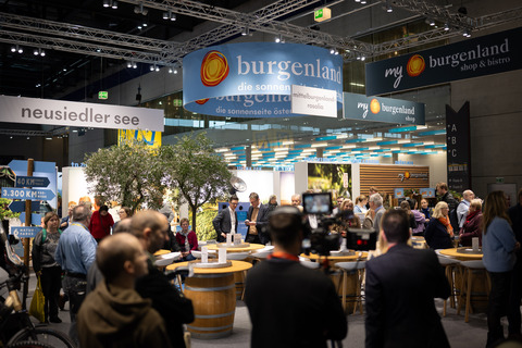 Reges Interesse am Burgenland-Stand auf der Ferien-Messe Wien: Besucherinnen und Besucher informieren sich über Urlaubsangebote und genießen Spezialitäten aus dem Burgenland.