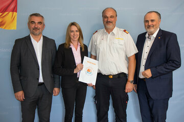 Feuerwehrreferent Landesrat Mag. Heinrich Dorner, Mag.a (FH) Manuela Klawatsch, Geschäftsführerin des Allegria Resorts Stegersbach, und Landeshauptmann Mag. Hans Peter Doskozil übergaben die Thermen-Freikarten für die Feuerwehren an Landesfeuerwehrkommandant LBD Ing. Franz Kropf