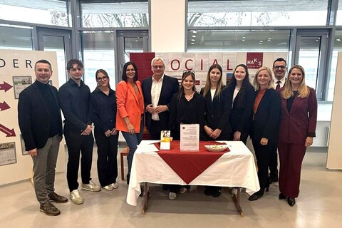 Bildungslandesrätin Daniela Winkler mit Landtagspräsidentin Astrid Eisenkopf, Regierungskoordinator Robert Hergovich, LAbg. Rita Stenger, Bürgermeister Thomas Steiner, Direktor Reinhard Gaul und Schülerinnen und Schülern am Tag der offenen Tür.