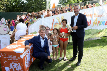 Landesrat Heinrich Dorner und Werner Cerutti, Geschäftsführer der Sonnentherme Lutzmannsburg, mit jungen Teilnehmerinnen am Kick-off-Rescue-Kids-Lutzmannsburg und deren Vater (im Hintergrund)