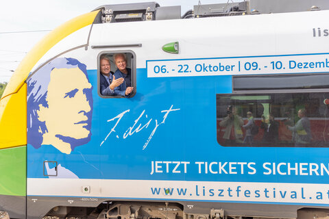 Zug fährt ab: Die Intendanten Eduard und Johannes Kutrowatz im Führerstand des Liszt-Festival-Zug