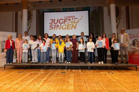 Landesrätin Mag.a (FH) Daniela Winkler besuchte das Landesjugendsingen im Haydnsaal und überreichte den jungen Sängerinnen und Sängern ihre Teilnahmeurkunden.