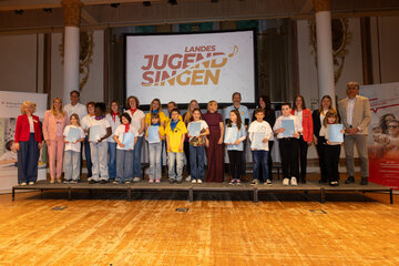 Landesrätin Mag.a (FH) Daniela Winkler besuchte das Landesjugendsingen im Haydnsaal und überreichte den jungen Sängerinnen und Sängern ihre Teilnahmeurkunden.