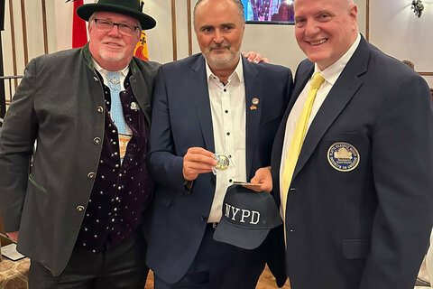 Cops unter sich: Landeshauptmann Mag. Hans Peter Doskozil in New York mit NYPD-Polizisten mit burgenländischen Wurzeln.