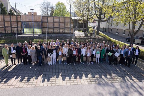 Gruppenbild mit Vertreterinnen und Vertretern aller ausgezeichneten ÖKOLOG-Schulen.