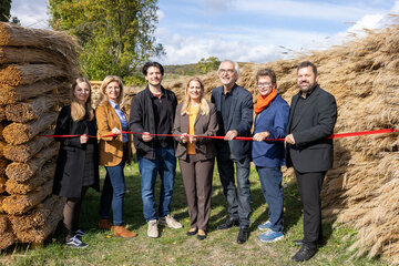 bei der Vorstellung „Projekt Schilfraum – Bauen mit den Materialien des Neusiedler Sees“, vlnr.: Britta Nader (Forschung TU Graz), Milena Stavric (Forschungsleiterin TU Graz), Matej Lukajic (Student, Designer des Pavillons, TU Graz), Landesrätin Daniela Winkler, Urs Hirschberg, Institutsleitung IAM (Institut für Architektur und Medien, TU Graz), Zeno Stanek (Freilichtmuseum Wander Bertoni), Martin Zloklikovits (Geschäftsführer Forschung Burgenland).
