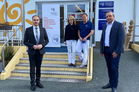 Landesrat Leonhard Schneemann besuchte gemeinsam mit LAbg. Ewald Schnecker, Bürgermeister Franz Josef Kern, Gemeinde St. Martin an der Raab und Bürgermeister Helmut Samt, Gemeinde Minihof-Liebau, das Gesundheitszentrum "Lebensmittelpunkt" in Minihof-Liebau