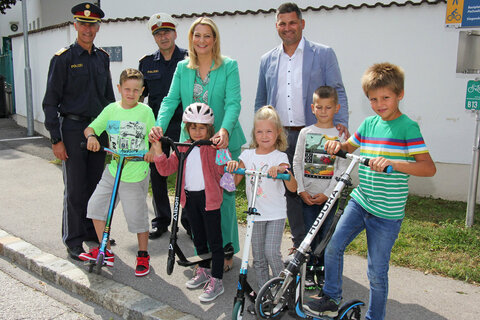 Landesrätin Daniela Winkler, Polizeidirektor Martin Huber, Chefinspektor Johann Reisner und Vizebürgermeister Andreas Rotpuller mit Kindern der Volksschule Trausdorf