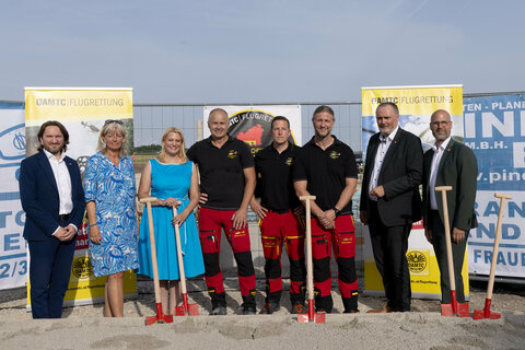 Bei der Spatenstichfeier für den Stützpunkt des C18 in Frauenkirchen (v.l.) Marco Trefanitz (Geschäftsführer ÖAMTC Flugrettung), LAbg. Bürgermeisterin Elisabeth Böhm (Neusiedl am See), Landesrätin Daniela Winkler, Peter Fleischhacker, Flugbetriebsleiter und Stützpunktleiter C18, Thomas Wagner (ÖAMTC Flugrettung), Leitender Flugretter C18, Dr. Robert Luntzer, Leitender Flugrettungsarzt C18, Landeshauptmann Hans Peter Doskozil, Bürgermeister Hannes Schmid (Frauenkirchen).