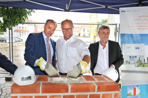 LR Dr. Leonhard Schneemann und Bürgermeister Martin Mitteregger (m.) bei der Grundsteinlegung für das neue Gemeindezentrum von Pöttsching, re. EBSG-Vorsitzender Peter Schlappal.