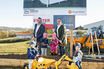 Landesrat Heinrich Dorner und Bürgermeister Markus Szelinger mit Kindern beim Spatenstich für den Ausbau des Kindergartens.