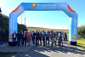 Verkehrslandesrat Heinrich Dorner eröffnet gemeinsam mit zahlreichen Radfahrerinnen und Radfahrern den neuen Uhudler Radrundweg B72 im Südburgenland.