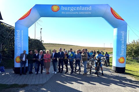 Verkehrslandesrat Heinrich Dorner eröffnet gemeinsam mit zahlreichen Radfahrerinnen und Radfahrern den neuen Uhudler Radrundweg B72 im Südburgenland.