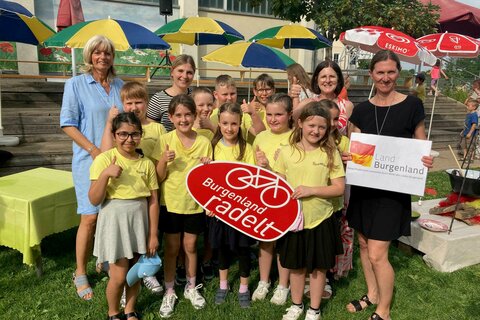 LAbg. Bürgermeisterin Elisabeth Böhm überreichte gemeinsam mit Tina Wurm, Mobilitätszentrale Burgenland, den Klassenpreis an die den Schüler:innen der 3c