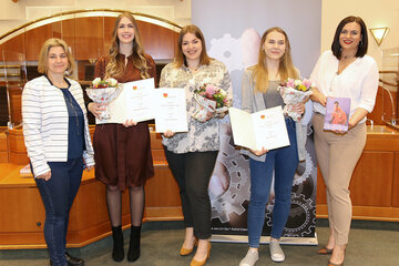 Mag. Karina Ringhofer, Hauptreferatsleiterin Gesellschaft, mit Teresa Kirchmayer, Bachelorarbeit FH Burgenland, Janine Reisner, Masterarbeit FH Burgenland, Bianca Nastl, Bachelorarbeit FH Burgenland, und Landeshauptmann-Stellvertreterin Mag. Astrid Eisenkopf